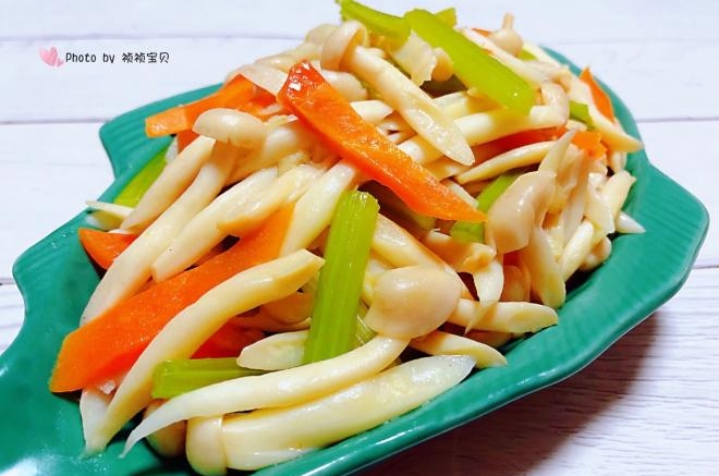 芹菜胡萝卜炒白玉菇