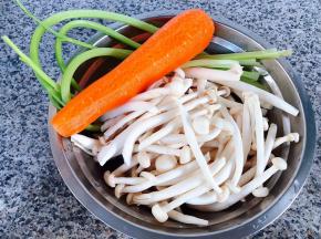 准备原材料白玉菇、芹菜、胡萝卜备用