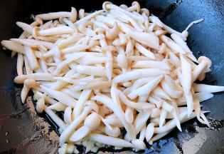 放入白玉菇翻炒均匀