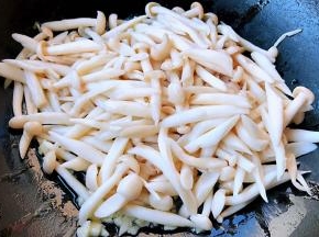 放入白玉菇翻炒均匀