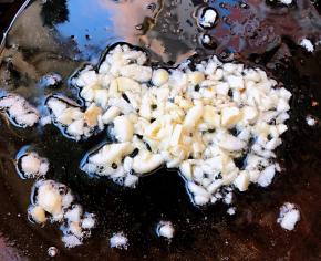 锅中倒入底油加热放入蒜粒爆香