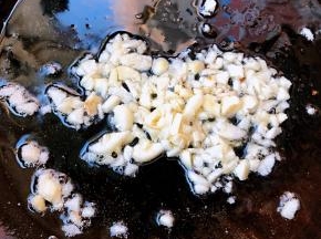 锅中倒入底油加热放入蒜粒爆香