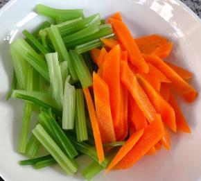 芹菜和胡萝卜同样焯好水立即放入冷水中过凉沥干水份