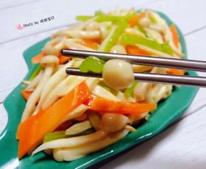 白玉菇入口鲜嫩爽滑混搭芹菜的清香超级完美