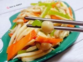 白玉菇入口鲜嫩爽滑混搭芹菜的清香超级完美