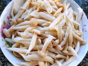 处理好的白玉菇沥干水份备用