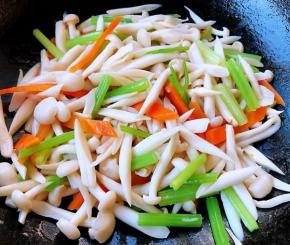 最后撒上味精炒匀提鲜即可出锅享用