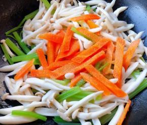 放入胡萝卜同时放入盐翻炒均匀