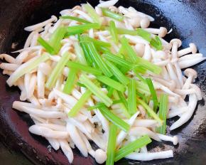 放入芹菜快速翻炒