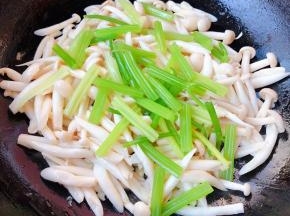 放入芹菜快速翻炒