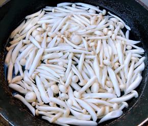 白玉菇斜刀切段放入开水中焯水断生