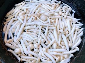 白玉菇斜刀切段放入开水中焯水断生