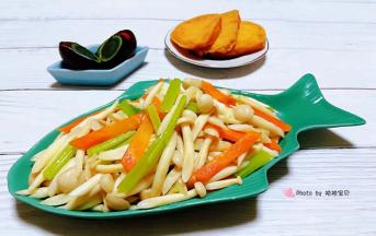 精致可口的芹菜胡萝卜炒白玉菇装入盘中搭配炸馒头、皮蛋一起吃味道比较了