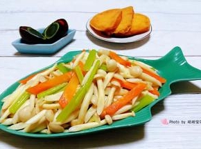 精致可口的芹菜胡萝卜炒白玉菇装入盘中搭配炸馒头、皮蛋一起吃味道比较了