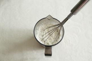 准备好材料。低筋面粉、玉米淀粉、小苏打、泡打粉，混合搅打均匀，让小苏打与泡打粉分布均匀。