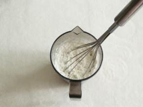 准备好材料。低筋面粉、玉米淀粉、小苏打、泡打粉，混合搅打均匀，让小苏打与泡打粉分布均匀。