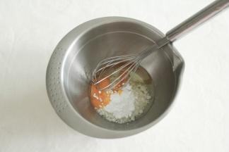 玉米油、糖粉、盐、蛋黄放入干净无水盆中。