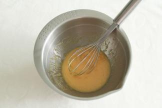 用蛋抽搅打到糖粉融化，和其他材料混合均匀。