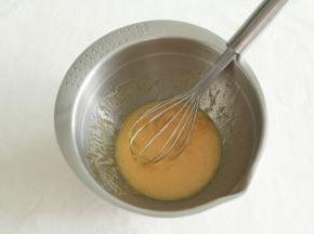 用蛋抽搅打到糖粉融化，和其他材料混合均匀。