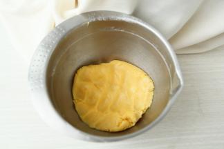 用刮刀切拌，按压混合到无干粉。或者带手套用手按压混匀成团也是可以的。