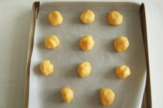 分成11-12份。20克左右一个，搓圆放入垫好油纸的金盘里。