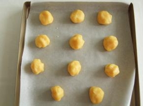 分成11-12份。20克左右一个，搓圆放入垫好油纸的金盘里。