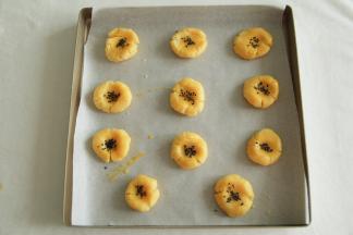 带手套将面团略按扁，刷点全蛋液，撒上芝麻。