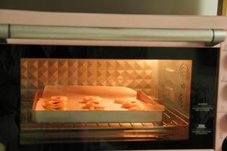 放入预热好的烤箱中层偏下，180度，烤17分钟，烤好取出，冷凉，就酥脆了！如果上色满意，可以加盖锡纸。