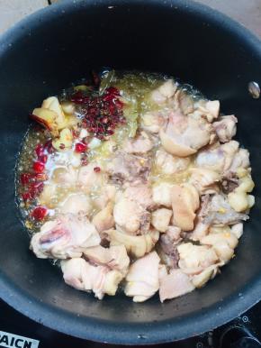 放入花椒，生姜，干辣椒，蒜瓣，香叶，八角，桂皮爆香！