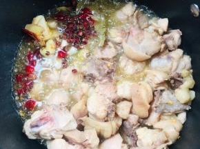 放入花椒，生姜，干辣椒，蒜瓣，香叶，八角，桂皮爆香！