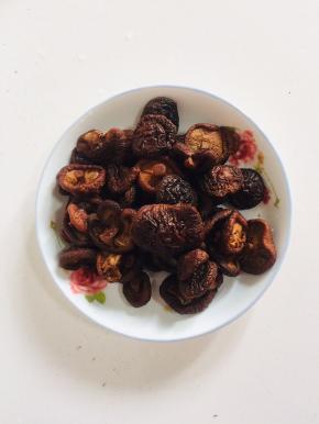 干蘑菇提前泡软，清洗干净挤干水分备用！