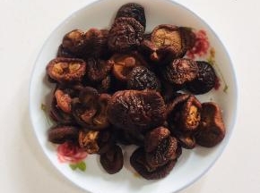 干蘑菇提前泡软，清洗干净挤干水分备用！