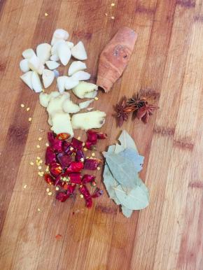 蒜瓣切，干辣椒切段，生姜切成片，八角，香叶，桂皮备用！