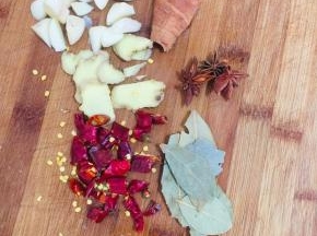 蒜瓣切，干辣椒切段，生姜切成片，八角，香叶，桂皮备用！