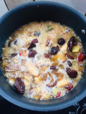 加入适量的开水，水不要太多，没过鸡肉即可！