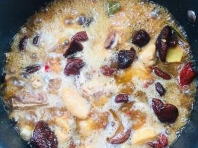 加入适量的开水，水不要太多，没过鸡肉即可！