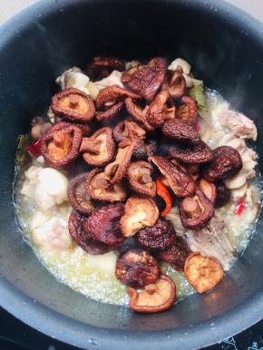 放入蘑菇翻炒片刻！