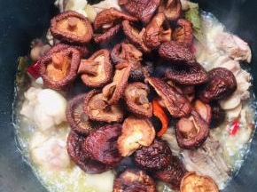 放入蘑菇翻炒片刻！