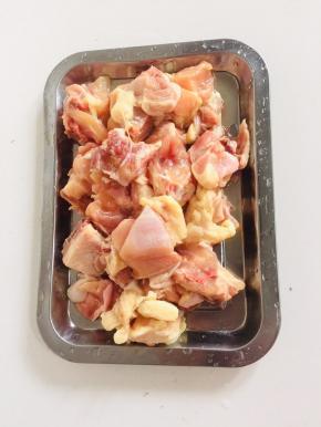 鸡肉剁成小块，清洗干净沥干水分备用！