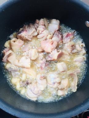 起锅烧油，放入鸡块翻炒至变色！