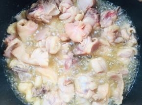 起锅烧油，放入鸡块翻炒至变色！