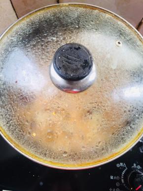 盖上盖子，中小火慢炖至鸡肉熟烂，离骨！