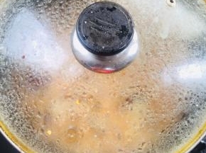 盖上盖子，中小火慢炖至鸡肉熟烂，离骨！