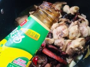 一勺蚝油翻炒均匀！