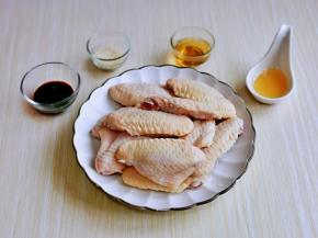 准备食材，鸡翅洗干净，冷水泡30分钟，途中多次换水。