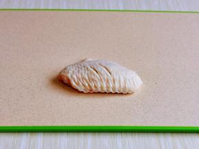 鸡翅上切两刀，便于腌制是入味儿，依次做好，再用冷水冲洗两遍，淋干水分。