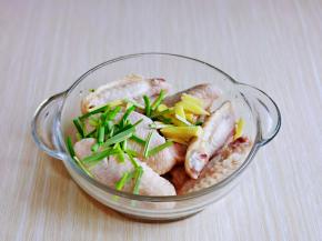 装入玻璃器具中，加入切好的葱姜。