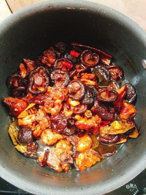 起锅前放入适量的鸡精调味即可！