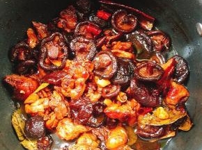 起锅前放入适量的鸡精调味即可！