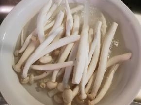 白玉菇去掉根部 冲洗干净